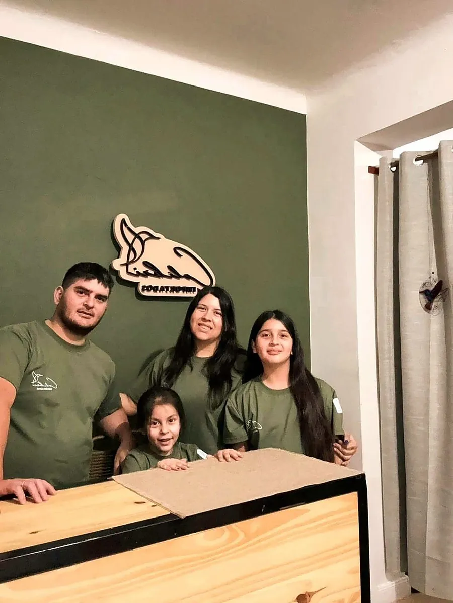 La familia de Colibrí Importados en el local