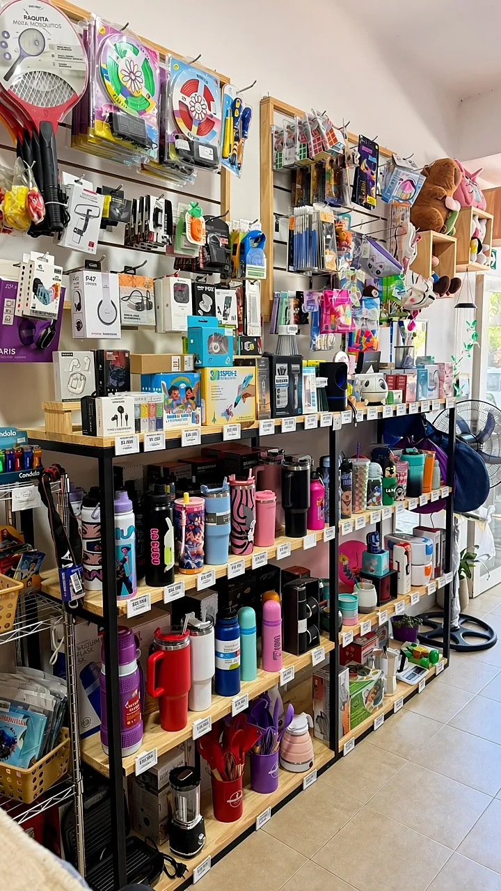 Interior del local con estantes de termos, accesorios y tecnología
